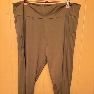 OLIVE GREEN CAPRI 100%POLYESTER WITH POCKETS ATHLETIC LEGGINGS. SO VERY SOFT.
